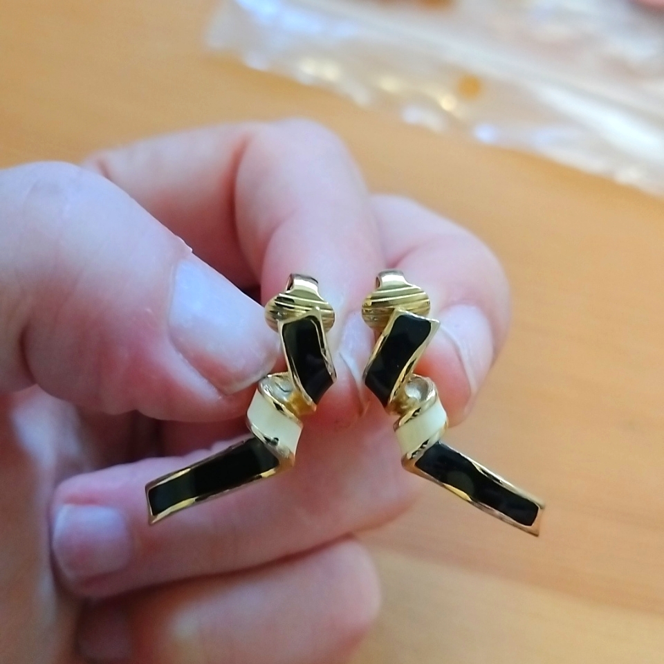 Vtg. Retro Enameled Ribbon Flowing Gold Tone,Black & Cream Clip On Earrings